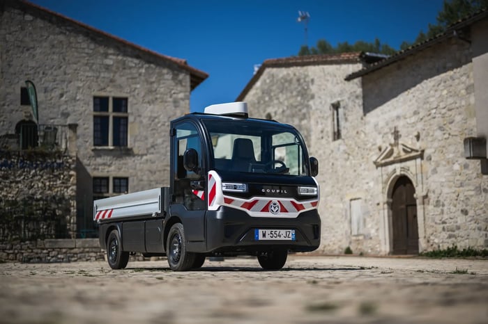 nextro-g4-elektrisch-bedrijfswagen-op-historisch-plein