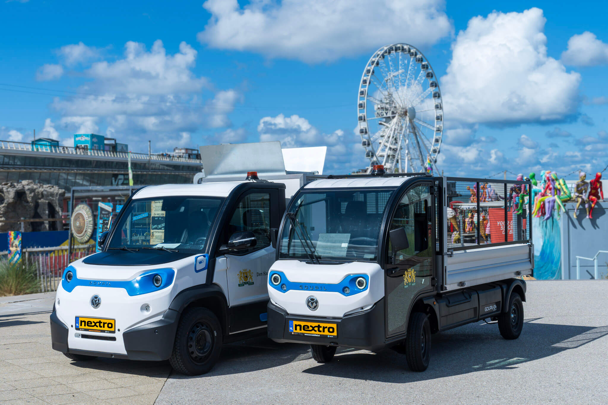 Twee elektrische Goupils op de boulevard van Scheveningen